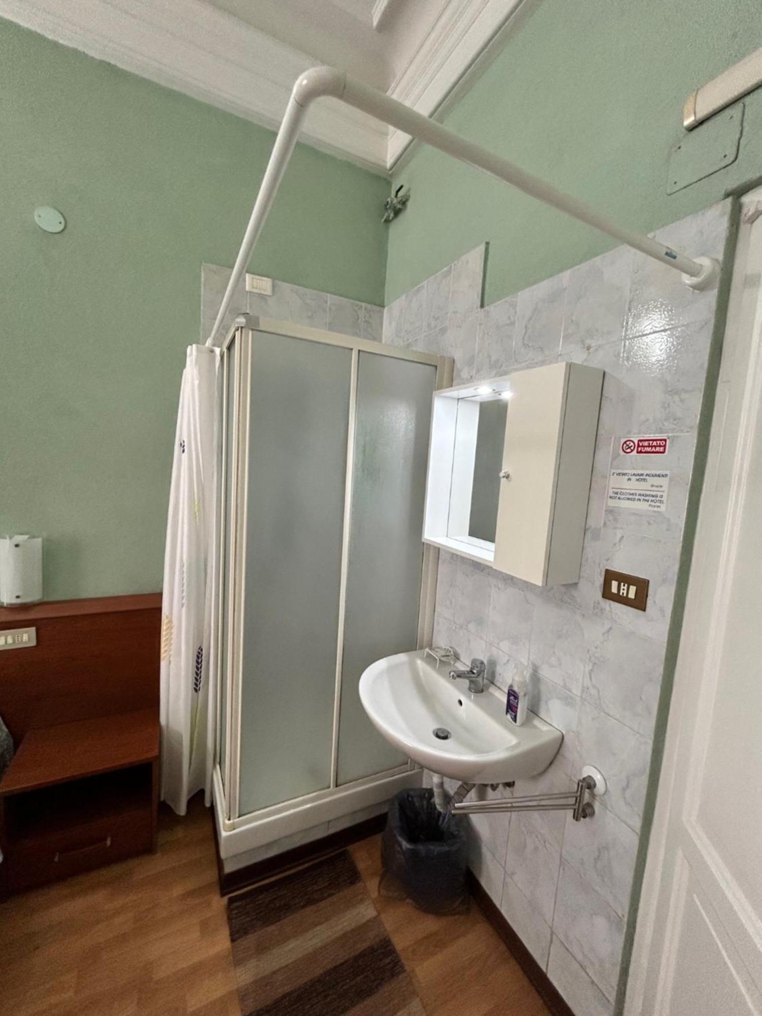 Hotel Barone Генуя Экстерьер фото